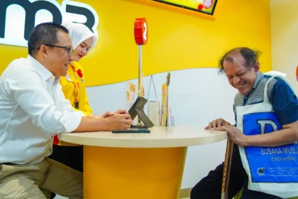Bagi perusahaan telekomunikasi sebesar Indosat, melayani ratusan juta pelanggan bukan perkara teknis semata.