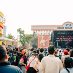 Ribuan penonton larut dalam euforia musik di panggung Hingar Bingar Stage yang digelar IM3. Lebih dari sekadar festival, pengalaman ini ditopang jaringan 5G andal yang memastikan setiap momen—dari live streaming, update media sosial, hingga transaksi digital—berjalan lancar tanpa hambatan.